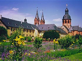 Klostergarten der ehemaligen Benediktinerabtei Seligenstadt (Foto H. Mänicke, Juli 1991)